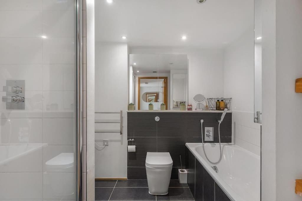 Apartamento A Modern Two Bedroom Flat With Private Parking *