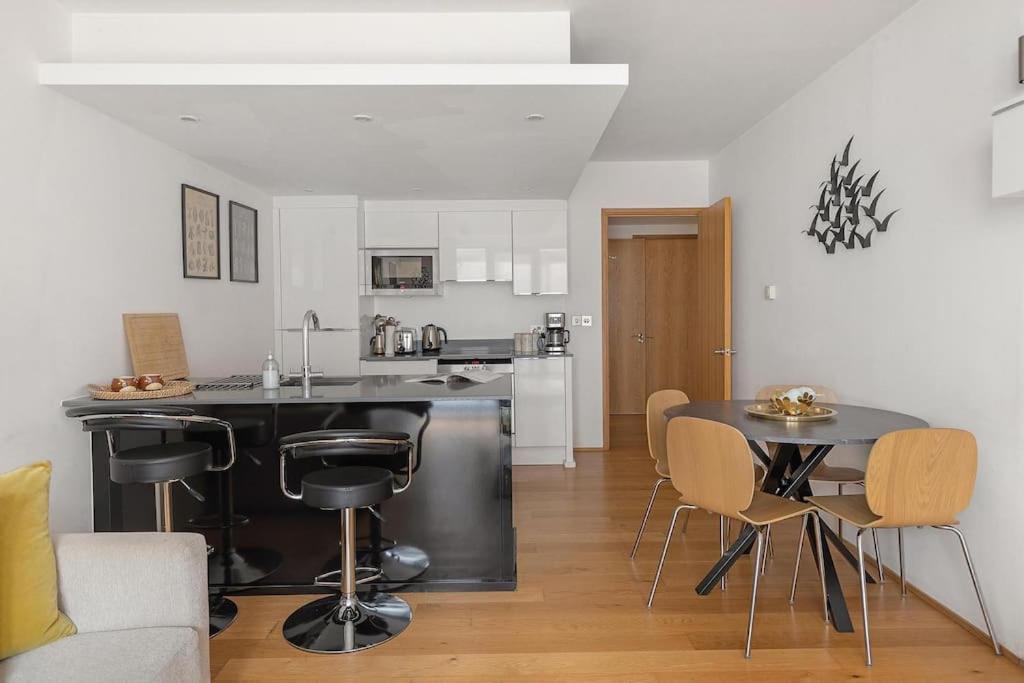 A Modern Two Bedroom Flat With Private Parking Apartamento *