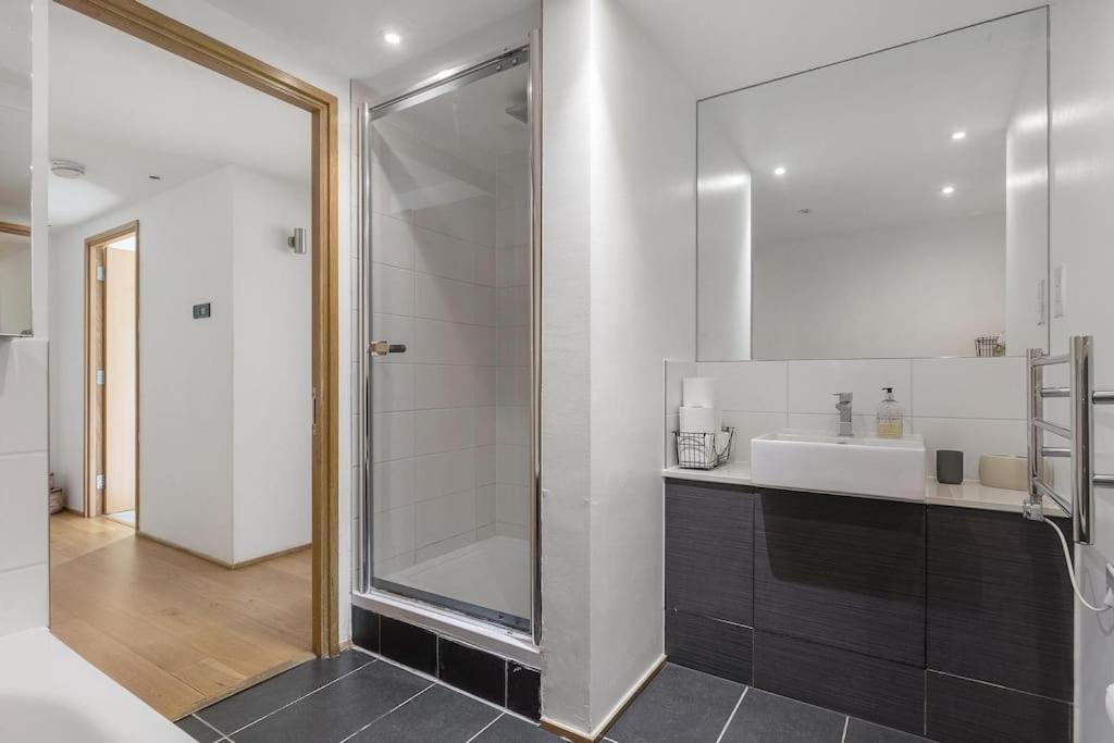A Modern Two Bedroom Flat With Private Parking Apartamento