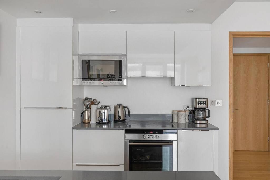 A Modern Two Bedroom Flat With Private Parking Londres