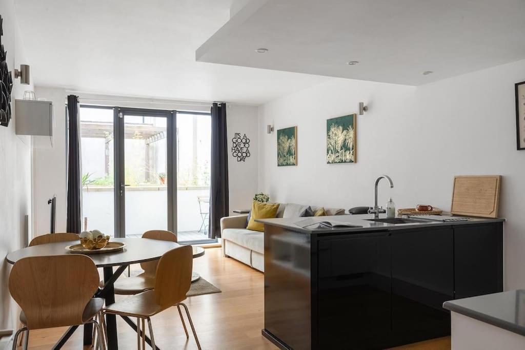 Apartamento A Modern Two Bedroom Flat With Private Parking Londres