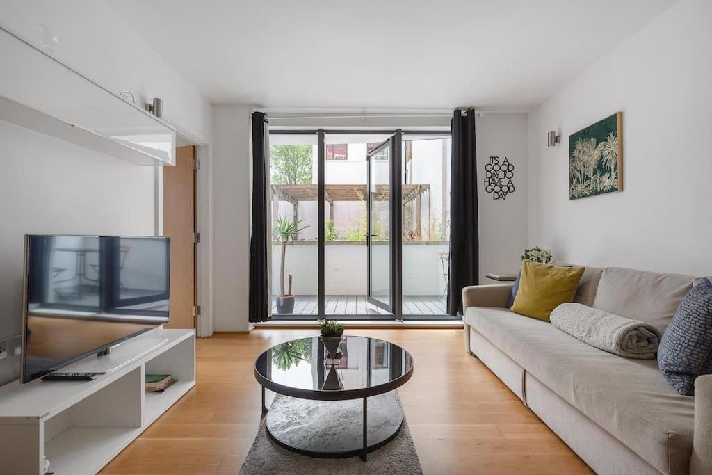 Apartamento A Modern Two Bedroom Flat With Private Parking Londres